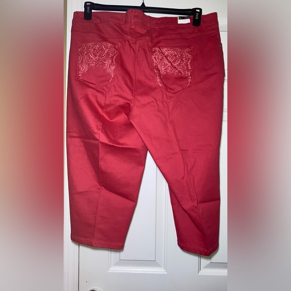 Gloria Vanderbilt Jordyn Capri Jeans - Picture 7 of 9